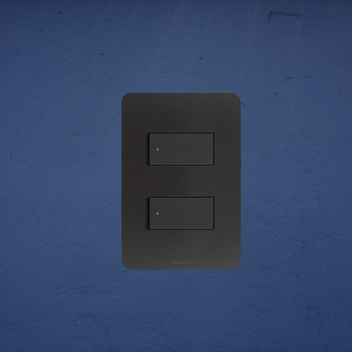 Placa Resina 2v Negro Mate Con Chasis Quinziño Go Bticino