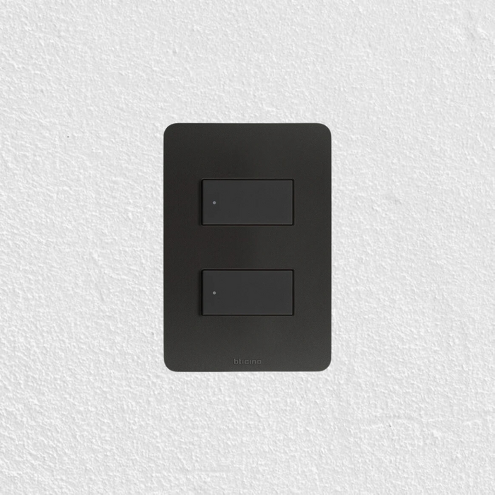Placa Resina 2v Negro Mate Con Chasis Quinziño Go Bticino