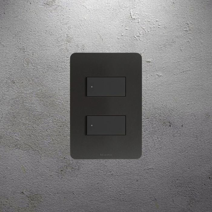 Placa Resina 2v Negro Mate Con Chasis Quinziño Go Bticino